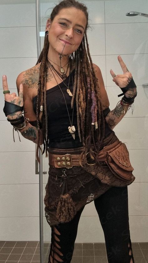 post apokalyptisc outfit #postapokalyptic #steampunk #burningmanfashion #madmax Ecopunk Fashion, Post Apocalyptic Outfit Women, Toxic Wasteland, Apocalyptic Outfit, Post Apocalyptic Outfit, Post Apocalyptic Costume, Apocalyptic Clothing, Dystopian Fashion, Burning Man Fashion