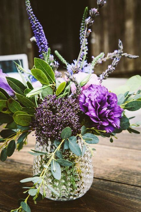 Purple Wedding Flowers Centerpieces, Purple Flower Centerpieces, Wedding Table Decorations Purple, Purple Wedding Centerpieces, Purple Centerpieces, Lavender Wedding Flowers, Rustic Wedding Table Decor, Table Arrangements Wedding, Purple Wedding Theme