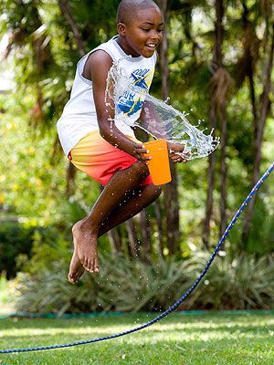 Ready Steady Jump Rope Game:  Our simple spin on jumping rope turns it into a get-wet game. Provide each player with a full cup of water. One at a time, each player must jump rope for ten turns while holding his cup. The player with the most water left wins. Water Games For Teens, Backyard Water Games, Water Activities For Kids, Fun Water Games, Babysitting Activities, Backyard Activities, Water Games For Kids, Outdoor Games For Kids, Cup Of Water