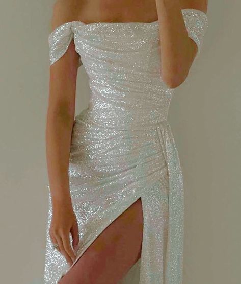 Shimmery Dress, Gaun Fashion, Classy Prom Dresses, Stunning Prom Dresses, Prom Dress Inspiration, Cute Prom Dresses, Pretty Prom Dresses, Grad Dresses, Prom Outfits