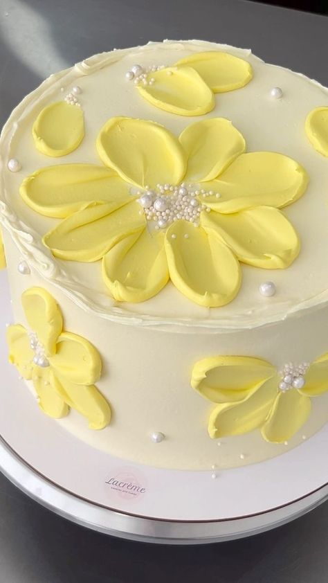 Simple Easy Cake Decorating, Easy Cake Decorations For Beginners, Simple Cake Decorating For Beginners, Yellow Cake Decoration, Easy Cake Decorating For Beginners, Easy Flower Cake, Beginner Cake Decorating Ideas, Beginners Cake Decorating, Easy Cake Designs For Beginners