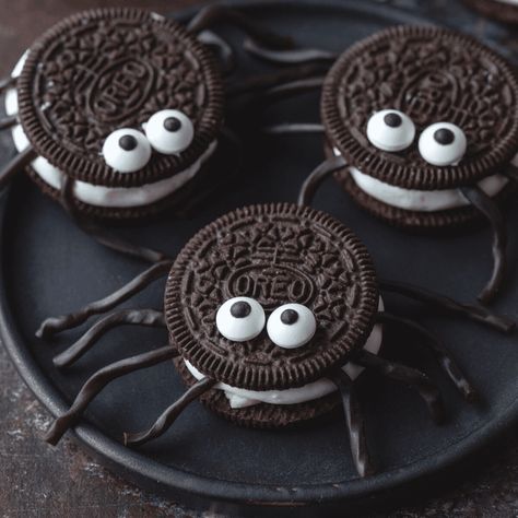 Made with just 4 ingredients, these Oreo Spiders make a fun and easy Halloween dessert. No baking or cooking is required, making it a dessert the entire family can enjoy making. Spider Oreos, Oreo Spider Cookies, Oreo Bats, Food Oreo, Oreo Spiders, Cake Baking Supplies, Halloween Oreos, Spooky Halloween Food, Spider Cookies