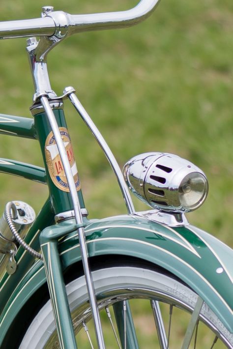 Vintage Bicycle Decor, Old Fashioned Bike, Schwinn Cruiser, Vintage Road Bike, Bicycle Ideas, Retro Bikes, Bicycle Headlight, Cruiser Bikes, 1930s Bicycle