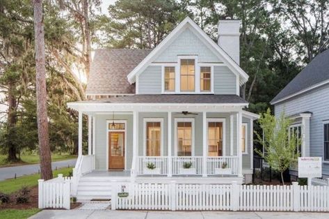 Cottage House Exterior, Best Exterior House Paint, Small Cottage House Plans, House Paint Color Combination, Small Cottage Homes, Exterior House Paint Color Combinations, Casas The Sims 4, Casas Coloniales, White Picket Fence