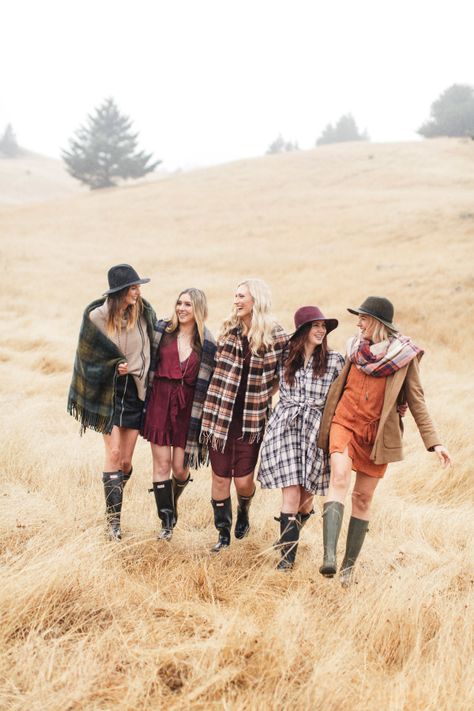 Fall-inspired fashionable outfits: http://www.stylemepretty.com/living/2016/11/01/how-to-celebrate-fall-with-your-best-girlfriends/ Photography: Torrey Fox - http://www.torreyfoxphotography.com/ Friends Photo Shoot Ideas Group Shots, Girlfriends Photoshoot, 2023 Photoshoot, Pumpkin Patch Photoshoot, Autumn Photoshoot, Photoshoot Birthday, Poses Family, Friendship Photography, Fall Friends