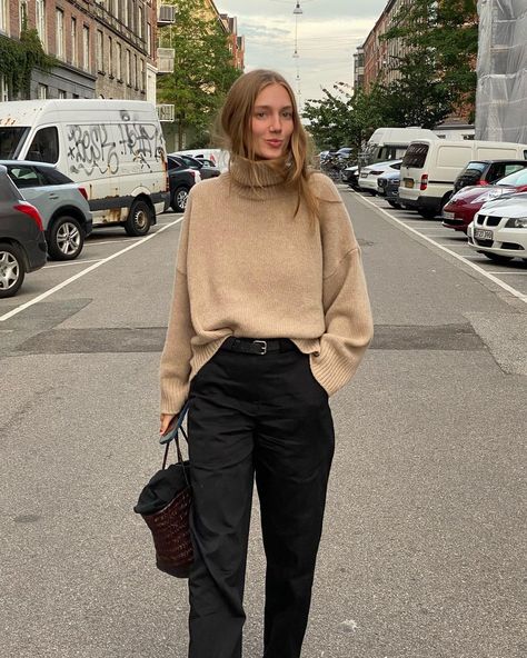 Amalie Moosgaard Nielsen (@amaliemoosgaard) • Instagram photos and videos Casual Work Outfit Winter, Winter Office Wear, Amalie Moosgaard, Outfit Ideas 2023, Outfits New York, Business Casual Fall, Work Outfit Office, Work Outfit Ideas, Capsule Wardrobe Work