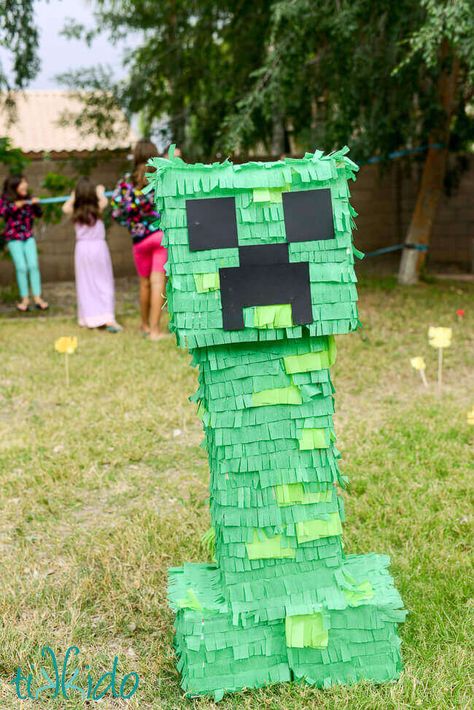 Creeper Pinata, Minecraft Pinata, Minecraft Party Decorations, Minecraft Birthday Cake, Piñata Ideas, Creeper Minecraft, Box Crafts, Diy Pinata, Cardboard Box Crafts