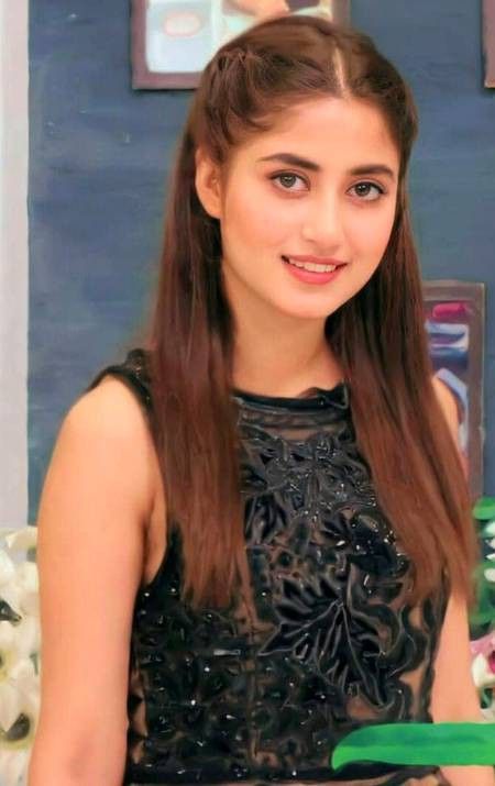 Partition Hairstyle, Normal Makeup, Sajal Aly, Bridal Photography Poses, Front Hair, Sajal Ali, Hairstyles For Girls, Pakistani Celebrities, Front Hair Styles