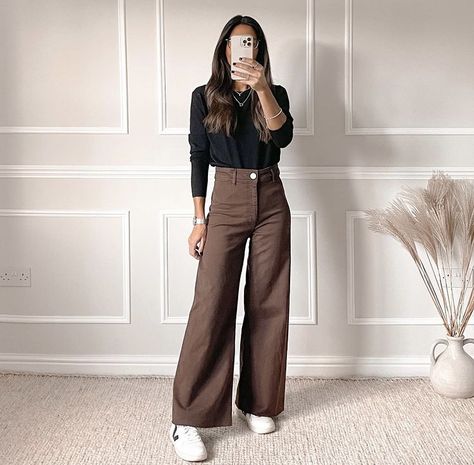 Dinner With In Laws Outfit, Brown Palazzo Pants Outfit, Brown Wide Leg Jeans Outfit, Wide Leg Brown Pants Outfit, Causal Office Outfits, Brown Wide Leg Pants Outfit, Brown Jeans Outfit, Jeans Marron, Brown Pants Outfit