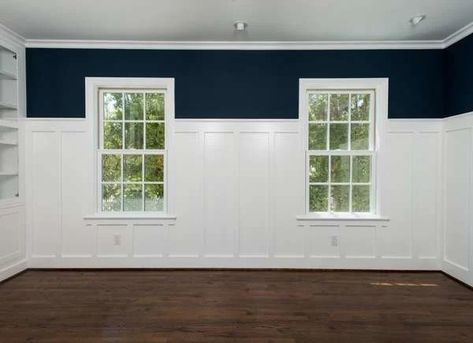 Wainscoting Ideas with Dark Walls Modern Wainscoting Ideas, Rustic Wainscoting, Traditional Entryway, Wainscoting Ideas, Installing Wainscoting, Wainscoting Styles, White Wainscoting, White Molding, Board Batten