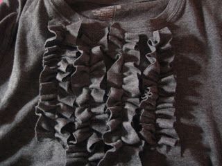 DIY Tuxedo Ruffle Tee...considering doing this with leopard print on a white shirt and making a matching bow tie for New Years... Shirt Upcycle, T Shirt Upcycle, Shirt Makeover, Diy Ruffle, Upcycle Shirt, Tuxedo Shirt, Tshirt Refashion, Clothing Diy, T-shirt Refashion