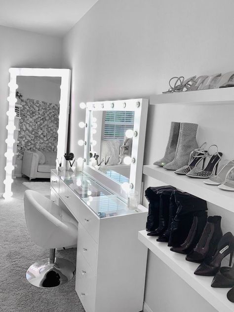 White Classy Room Aesthetic, White And Silver Room Aesthetic, Glam Room Ideas Bedroom, White Bedroom Ideas, Fancy Bedroom, Dressing Room Decor, Grey Bedroom Decor, White Room Decor, Luxury Room Bedroom