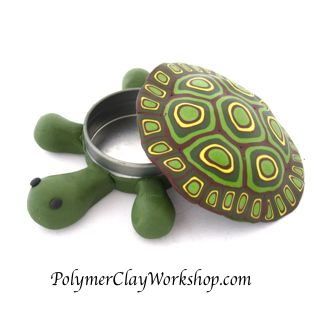 Polymer clay turtle box tutorial by the talented and generous Meg Newberg, on her blog Polymer Clay Workshop. Polymer Clay Turtle, Clay Workshop, Clay Turtle, Clay Box, Box Tutorial, Sculpey Clay, Polymer Clay Animals, Clay Animals, Clay Figures