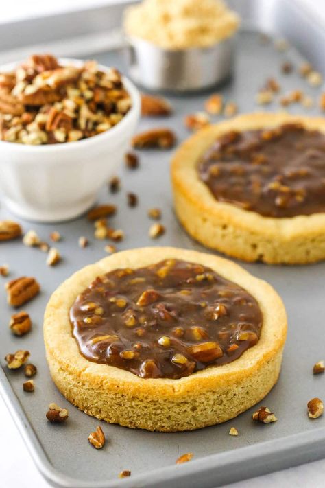 A chewy sugar cookie cup is filled with gooey homemade pecan pie filling in these easy Copycat Crumbl Cookies! Family gatherings are always cherished when everyone gets to devour their own little pecan pie. Crumbl Pecan Pie Cookie Recipe, Crumbl Pecan Pie Cookies, Copycat Crumbl Cookies, Pecan Pie Cookies Recipe, Deep Dish Cookie, Jar Desserts, Homemade Pecan Pie, Pecan Pie Cake, Sugar Cookie Cups