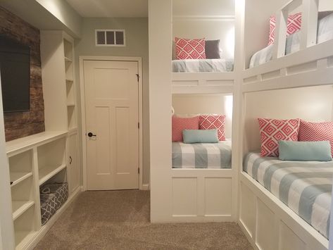 Bunk Bed Craft Room, Four Bed Bunk Bed Built Ins, Bunk Room Ideas Built Ins, Bunk Room Ideas Girly, Bunk Rooms For Adults Cabin, Bunk Bed Small Room Layout, 3 People Bedroom, Two Bunk Beds In One Room, Corner Bunk Beds Built In