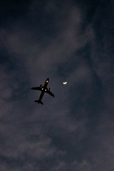 Plane Wallpaper, Airplane Wallpaper, Airplane Photography, Travel Wallpaper, Mood Wallpaper, Neon Aesthetic, Wallpaper Vintage, Dark Photography, Photography Wallpaper