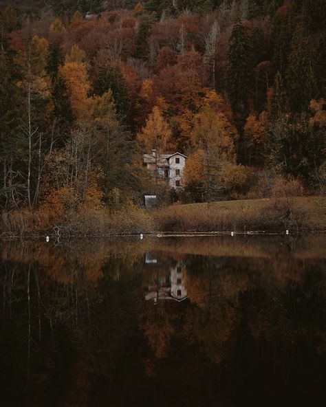 Fall Mystery Aesthetic, Cozy Mountain Aesthetic, Dark Autumn Vibes, Autumn Lake Aesthetic, Autumn Cottage Aesthetic, Fall Mountains Aesthetic, Fall Fantasy Aesthetic, Autumn Aesthetic House, House Of Leaves Aesthetic