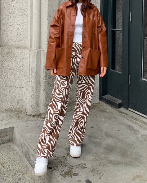 High Waist Zebra Striped Jeans | SHEIN USA Striped Trousers Outfit, Patterned Pants Outfit, Zebra Pant, Funky Pants, Look Retro, Leather Jacket Outfits, Striped Jeans, Print Pants, Baggy Pants