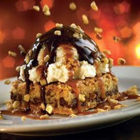 Chili's Copycat Chocolate Chip Paradise Pie _ Topping: butter, vanilla ice cream, & hot fudge. Paradise Pie Recipe, Chocolate Chip Paradise Pie, Paradise Pie, Creative Deserts, Caramel Pie, Chocolate Chili, Pie Maker, Cold Desserts, Caramel Topping