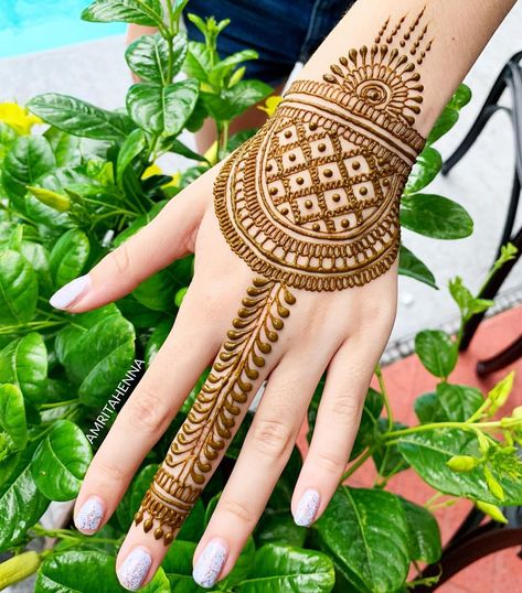 TGIF 😀 #friday #weekendvibes #fridaymood #fashiongram #stylediaries #lifestyle #weddinginspiration #weddingphotography #bridalfashion… Mehndi Designs For Left Hand, Easy Mehndi Designs, New Mehndi, Unique Mehndi, Mehndi Designs 2018, Henna Art Designs, Easy Mehndi, Mehndi Designs For Kids, Beginner Henna Designs