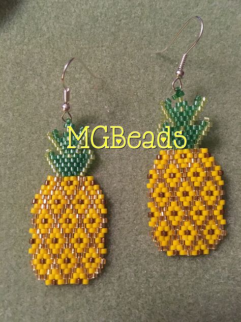 Brick stitch Pineapples! By Sam Finkbonner Brick Stitch Pattern Earring, Xmas Beads, Seed Bead Crafts, Art Perle, Bead Crochet Patterns, Beaded Earrings Tutorials, Beaded Earrings Diy, Brick Stitch Earrings, Beaded Jewlery