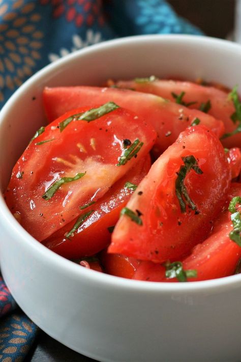 Tomato And Basil Salad, Summertime Meals, Tomato Basil Salad, Basil Salad, Tomato Dishes, Sides Dishes, Homemade Tomato Sauce, Garden Veggies, Juicy Tomatoes