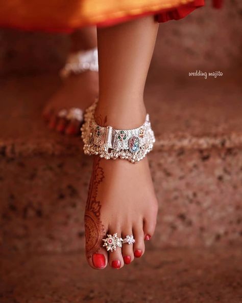 Dainty New Age Anklets & Payals For Brides To Bookmark For Their D-Day! | ShaadiSaga Payal Designs Silver, Bridal Foot Jewelry, Maharashtrian Jewellery, Silver Anklets Designs, Silver Payal, Toe Ring Designs, Anklets Indian, Bridal Anklet, Beautiful Anklet