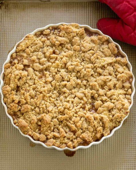 Classic Apple Crisp - An easy apple dessert with an oat free streusel topping. Your whole family will love it warm out of the oven topped with a scoop of vanilla ice cream that will melt into all the nooks and crannies. It will become an autumn tradition!! Perfect for fall entertaining because you won't break a sweat!! #falldessert #easyrecipe Apple Pie With Honey Crisp Apples, Easy Apple Crisp, Apple Desserts Easy, Honey Crisp, Oven Top, Apple Streusel, Apple Crisp Easy, Apple Dessert, Nooks And Crannies