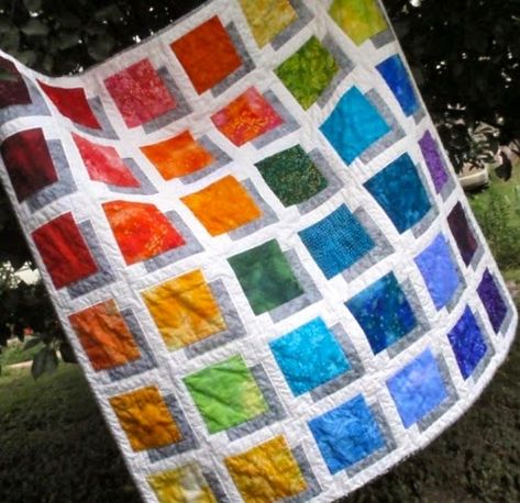 Shadow Box Quilt Free Tutorial Shadow Box Quilt, Quirky Quilts, Optical Illusion Quilts, Charm Pack Quilts, I Spy Quilt, Quilt Modernen, Scrappy Quilt Patterns, Geometric Quilt, Rainbow Quilt