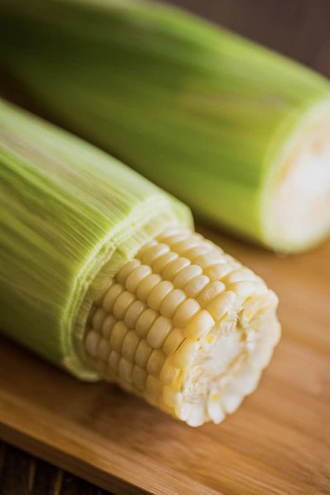 Microwave Corn On The Cob, Baking Mischief, Microwave Vegetables, Easy Dinner Side Dishes, Microwave Corn, Dinner Side Dish Recipes, Shucking Corn, Microwave Dishes, Batch Recipes