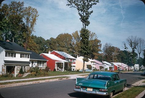 U.S. Quintaessential american 1960's suburban neighborhood, New Jersey // by Electro Spark via Flickr The Suburbs, American Dream, Street Scenes, Architecture Model, Art Plastique, Vintage Photography, Aesthetic Photography, Vintage Images, Small Towns