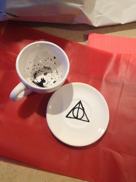 Harry potter mug and saucer Ceramic Harry Potter, Harry Potter Plates, Harry Potter Mug, Ideas Ceramica, Mug And Saucer, Potters Clay, Diy Pottery Painting, Harry Potter Mugs, Clay Mugs