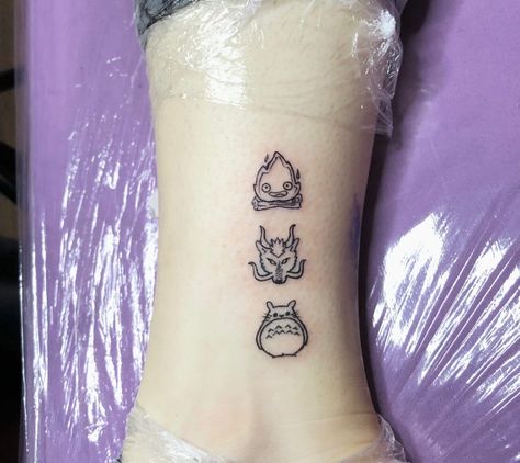 Tatuaje studio ghibli, Tattoo studio ghibli, tattoo Hayao Miyazaki, Calcifer, Haku, Totoro Small Calcifer Tattoo, Dainty Anime Tattoos, Matching Ghibli Tattoos, Studio Ghibli Matching Tattoo, Mini Anime Tattoos, Studio Ghibli Tattoo Ideas, Tattoos Simplistic, Calcifer Tattoo, Tatuaje Studio Ghibli