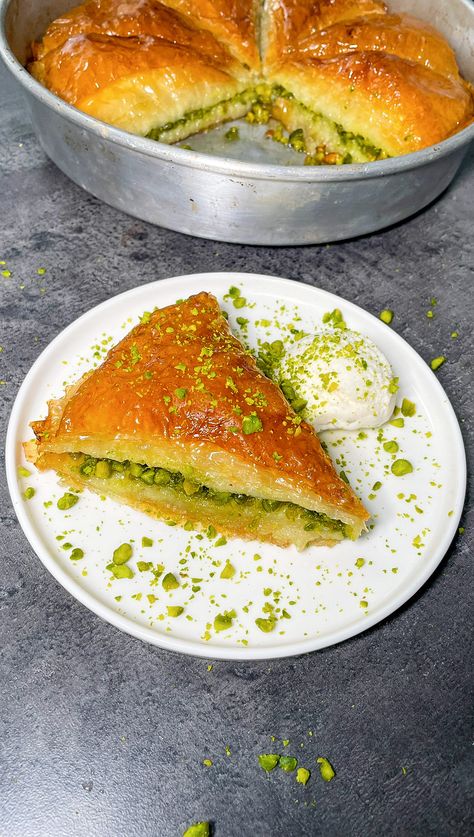 Zoek je naar een goed baklava recept? Stop met zoeken en volg dit recept! Deze baklava's zijn mega groot, vol met pistachenoten en super krokant. Heer... Baklava Recept, Baklava, Oven, Baking, Ethnic Recipes, Cake