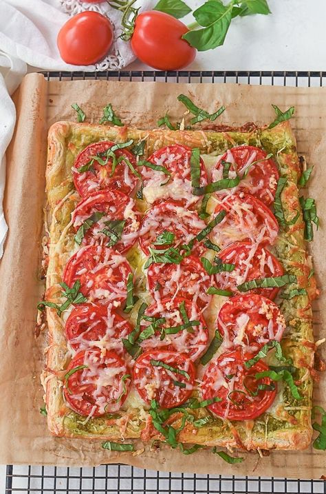 easy tomato tart recipe Tomato Tart Puff Pastry, Tart With Puff Pastry, Easy Tomato Tart, Puff Pastry Recipes Savory, Tomato Tart Recipe, Tomato Pie Recipe, Pastry Cook, Puff Pastry Tart, Tomato Tart