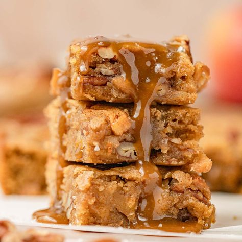 Brown Butter Apple Blondies Apple Oat Breakfast, Brown Butter Apple Blondies, Flourless Banana Bread, Chocolate Avocado Brownies, Spiced Applesauce, Apple Blondies, Banana Bread Bars, Oat Breakfast, Fruity Recipes