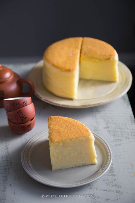 Learn how to make an incredible cottony soft and airy Japanese-style cotton souffle cheddar cheesecake. All the tips you need to know to bake this cake successfully. Cheddar Cheesecake, Instant Pot Asian Recipes, Asian Cake, Cotton Cake, Cake 5, Easy Chinese Recipes, Asian Desserts, Cake Roll, Snack Cake