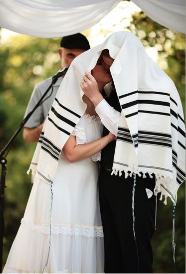 Under the tallit Jewish Customs, Jewish Wedding Traditions, Jewish Marriage, Jewish Wedding Ceremony, Jewish Culture, Prayer Shawl, Wedding Kiss, Jewish Art, Jewish Wedding