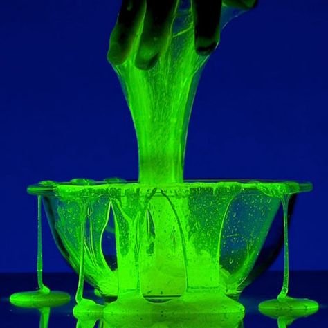 Halloween Slime Recipe, Halloween Slime, Green Slime, Diy Glow, Slime Kit, How To Make Slime, Halloween Haunted Houses, Mad Scientist, Halloween Activities