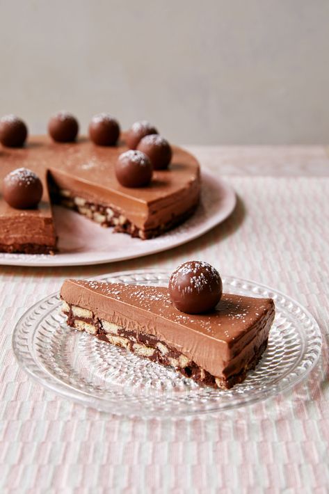 Mary Berry’s Chocolate Truffle Tart Nice Biscuits, Autumn Baking, Salad Cake, Mary Berry Recipe, Chocolate Dishes, Tart Dessert, Tart Baking, Berries Recipes, Chocolate Truffle