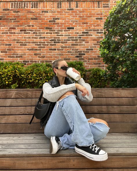 Jeans And Converse Outfit Winter, Platform Vans Outfit Winter, Style Black Platform Converse, Black Platform Converse Outfit Fall, Black Converse Outfit Winter, Outfit Whit Converse Platform, Platform Chuck Taylors Outfit, Fits With Black Platform Converse, Ugh Boots Outfit 2022