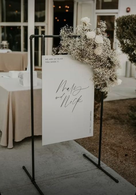 Wedding Welcome Sign Ideas, Welcome Sign Ideas, Modern Wedding Welcome Sign, Ceremony Signage, Simple Modern Wedding, Wedding Mirror, Deco Champetre, Minimalist Wedding Decor, Modern Wedding Flowers