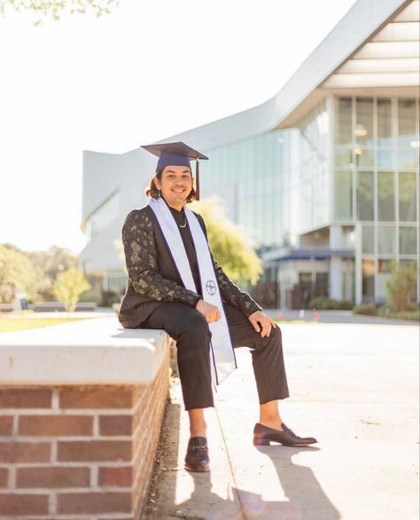 Men Graduation Poses, Graduation Photography Men, Grad Poses, College Graduation Photoshoot, Photography Men, Graduation Poses, Graduation Photography, Graduation Photoshoot, Cap And Gown