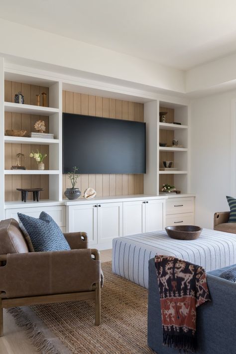 Media Room Built In Cabinets, Small Tv Lounge Ideas, Tv Den Room Ideas, Media Cabinetry, Cozy Basement Family Room, Lounge Minimalist, Basement Built Ins, Tv Kastenwanden, Casual Living Room