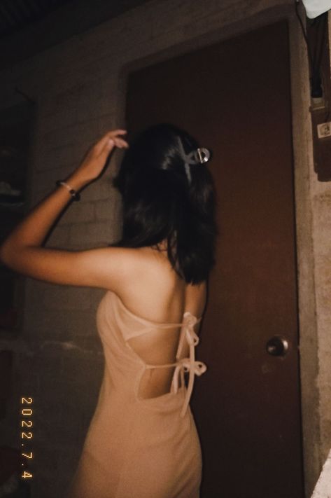 k bye Club Outfits For Women Aesthetic, Lowkey Birthday Pictures, Lowkey Pose Ideas, Bold Photoshoot Poses, Lowkey Profile Picture Aesthetic, Backless Dress Picture Ideas, Backless Pose Ideas, Dress Selfie Poses, Nightclub Aesthetic Outfit