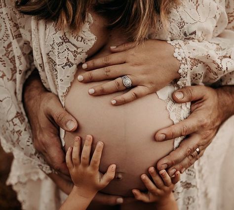 Picnic Baby Showers, Baby Announcement Photoshoot, Families Hands, Maternity Photoshoot Poses, Being Pregnant, Ice Water, Baby Hands, Pregnant Belly, Photo Styling