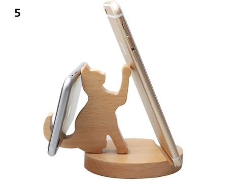 Discover Cool Stuffs And Wonderful Gift Bois Intarsia, Wooden Phone Holder, Wood Phone Holder, Desk Phone Holder, How To Varnish Wood, Iphone Holder, Iphone Stand, Phone Plans, Cell Phone Stand