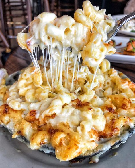 Celebrating National Mac & Cheese day with this SKILLET ROASTED MAC + CHEESE from @thesmithrestaurant while in NYC! 🧀🧀🧀 Go To Meals, Läcker Mat, Think Food, Deilig Mat, Food Goals, Food Obsession, Pretty Food, Food Cravings, I Love Food