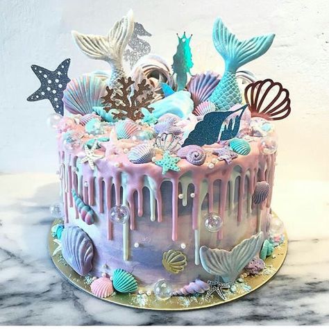 Muy dulce y muy hermoso Gökkuşaği Pasta, Mermaid Decorations, Mermaid Birthday Cakes, Mermaid Cakes, Unicorn Cake, Cute Desserts, Drip Cakes, Fancy Cakes, Pretty Cakes