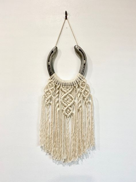 Macrame Horseshoe Tutorial, Horseshoe Macrame Wall Hanging, Macrame Horseshoe, Horseshoe Macrame, Horseshoe Crafts Diy, Wall Macrame, Handmade Leather Jewelry, Horseshoe Decor, Macrame Knots Pattern